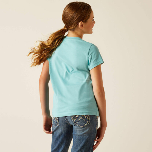 Ariats t-shirt för barn - Little Friend är tillverkad av mjukt, ekologiskt bomulls-jerseytyg, håller denna enkla t-shirt barn bekväma när de är på språng. Hästigt motiv låter barnen ta med sig lite häststil vart de än går. 