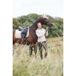 103793020-015 Fleecejacka Medina är den ultimata stalltröjan för alla hästälskare. I en elegant beige färg är denna fleecejacka både stilren och funktionell. Med en praktisk ficka på magen blir den ett oumbärligt plagg för alla stallaktiviteter.