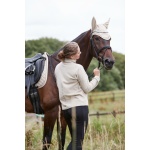 103793020-016 Fleecejacka Medina är den ultimata stalltröjan för alla hästälskare. I en elegant beige färg är denna fleecejacka både stilren och funktionell. Med en praktisk ficka på magen blir den ett oumbärligt plagg för alla stallaktiviteter.