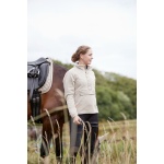 103793020-017 Fleecejacka Medina är den ultimata stalltröjan för alla hästälskare. I en elegant beige färg är denna fleecejacka både stilren och funktionell. Med en praktisk ficka på magen blir den ett oumbärligt plagg för alla stallaktiviteter.