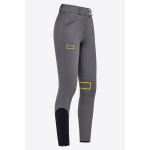 BRW005_JS004_8D00_2 (1) High Waist Riding Breeches är tillverkade i stretchigt och tekniskt tyg med ton-i-ton grepp för bästa greppet i sadeln. En unik funktion i modellen är greppet som är gömt inuti linningen. Linningen är perfekt för att fästa bättre på din skjorta eller t-shirt. Dragkedjan framtill förstärks av dubbel knäppning och stora öglor för att bältet ska sitta som bäst. Slutdelen av byxorna omsluter vaden under stöveln och har en andningsbar effekt. Snygg kontrasterande tryckt RG-logga som ger byxorna en modern look.