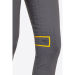 BRW005_JS004_8D00_6 High Waist Riding Breeches är tillverkade i stretchigt och tekniskt tyg med ton-i-ton grepp för bästa greppet i sadeln. En unik funktion i modellen är greppet som är gömt inuti linningen. Linningen är perfekt för att fästa bättre på din skjorta eller t-shirt. Dragkedjan framtill förstärks av dubbel knäppning och stora öglor för att bältet ska sitta som bäst. Slutdelen av byxorna omsluter vaden under stöveln och har en andningsbar effekt. Snygg kontrasterande tryckt RG-logga som ger byxorna en modern look.