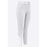 BRW012_JS013_0001_1 High Waist Full Grip Breeches är tillverkade av i stretchigt och tekniskt tyg som har ett ton-i-ton grepp i fullgrip för bästa grepp i sadeln. Den speciella funktionen i denna modellen är greppet som är gömt inuti linningen, perfekt för att fästa bättre på din skjorta eller t-shirt.