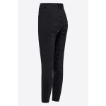 BRW012_JS013_9999_2 High Waist Full Grip Breeches är tillverkade av i stretchigt och tekniskt tyg som har ett ton-i-ton grepp i fullgrip för bästa grepp i sadeln. Den speciella funktionen i denna modellen är greppet som är gömt inuti linningen, perfekt för att fästa bättre på din skjorta eller t-shirt.