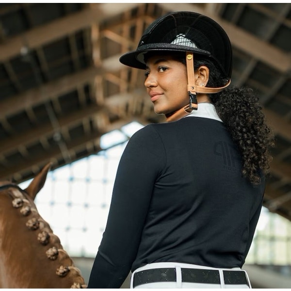 svart glansig ridhjälm med brunt hakband