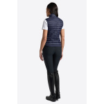 VEW004_NL006_7200_02 RG womans bodywarmer down jacket är en lätt, mångsidig och hållbar väst i skönt material. RG-västen är designad för rörelse vid ridning. Västen har lätt vaddering och en modern look, är perfekt för att skydda dig även under de mest ogynnsamma väderförhållandena.