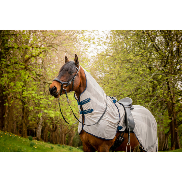 Amigo Fly Rider med design för bogfrihet anpassat för ridning och för att inte störa dina ben. Ridtäcket skyddar din häst från solens strålar med UV-skydd, samtidigt som det andas och med enkel kardborrknäppning för en säker passform. Amigo FlyRider har en avtagbar hals, det finns även en ögla som du fäster i tränset under träning. Baktill täcker en generös bit din hästs svans med reflexremsor om mörkret infaller.