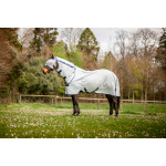 afsr90-iibb-mio-fly-rug-lunar-rock-navy (2) Mio Fly Rug från Horseware är ett prisvärt sommartäcke i mjukt polyestermaterial och en storsäljare varje sommar. Flugtäcket har en fast hals med klassisk knäppning fram vid bogen. Flugtäcket är förutom ett skydd för flugor även UV-skydd för solens starka strålar samtidigt som material andas.