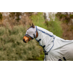 afsr90-iibb-mio-fly-rug-lunar-rock-navy (3) Mio Fly Rug från Horseware är ett prisvärt sommartäcke i mjukt polyestermaterial och en storsäljare varje sommar. Flugtäcket har en fast hals med klassisk knäppning fram vid bogen. Flugtäcket är förutom ett skydd för flugor även UV-skydd för solens starka strålar samtidigt som material andas.