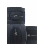 cavaljola-blue Benlindor från Cavallo med fina detaljer. Långa kardborreområden i ändarna som säkerställer ett tryggt grepp om hästens ben. Kardborrefästet har en skimrande logotryck i gunmetal.